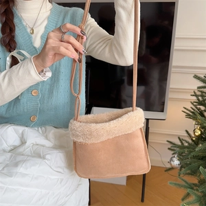 Détail du sac bandoulière en daim kaki avec bordure en peluche et sangle réglable