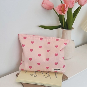 Close-up of pink heart pattern canvas tote bag with Sozakka brand tag and zipper detail
