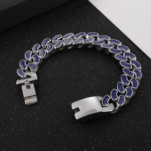 Makro-Detail des Herren-Panzerarmbands mit tiefblauer Emaille und Druckverschluss