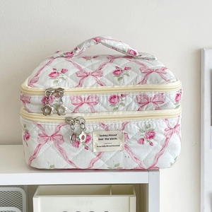 Trousse de maquillage matelassée à double couche avec fleurs roses et nœuds et poignée