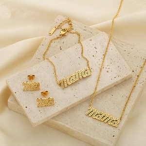 Elegantes goldenes Mama-Schmuckset aus Titanstahl mit Halskette und Ohrringen