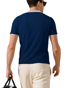 Vue arrière d'un polo pour homme en maille gaufrée bleu marine avec col gris contrasté