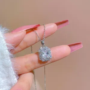 Elegante Titanstahl-Halskette mit rechteckigem Zirkonia-Anhänger im Halo-Design für Damen