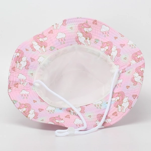 Détail du chapeau de soleil rose pour enfant montrant la doublure et la mentonnière réglable