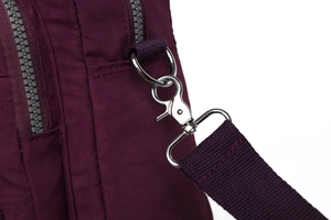 Détail du sac en nylon violet avec anneaux en D argentés et crochets de bandoulière