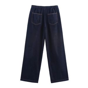 Détails du pantalon large en denim bleu foncé avec taille élastique et surpiqûres