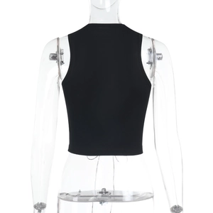 Detail achteraanzicht van een zwarte mouwloze crop top met veters en bandjes detail