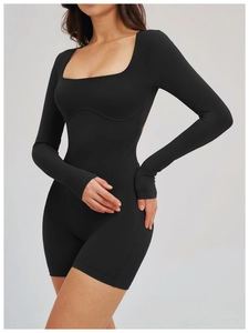 Détail du body noir à manches longues avec décolleté carré et coutures décoratives