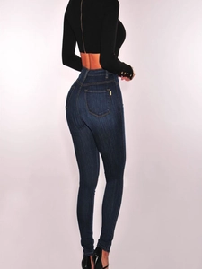Jean skinny taille haute bleu foncé montrant les poches arrière et la coupe ajustée