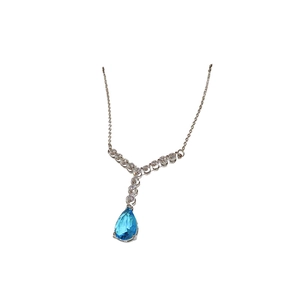 Collier élégant en argent avec saphir bleu en poire et zircons en forme de V