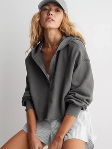 Detailansicht dunkelgrauer Hoodie mit V-Ausschnitt überschnittenen Schultern und Saumkante