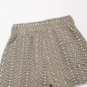 Olivgrüne High-Waist-Shorts mit weißer Blumenstickerei und elastischem Bund für Damen