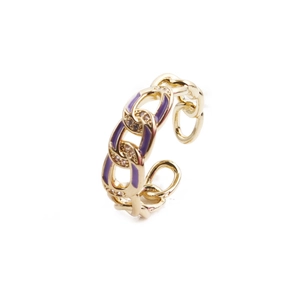 Détail macro d'une bague chaîne dorée avec émail violet et incrustation de zircone