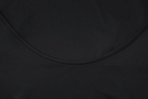 Détail de l'encolure ronde avec couture à double aiguille sur robe noire en maille