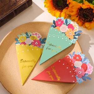 Tarjetas de felicitación creativas con ramo 3D en amarillo, verde menta y rojo oro