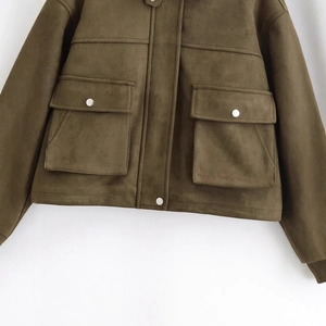 Veste utilitaire femme vert armée en daim avec grandes poches à rabat et boutons-pression