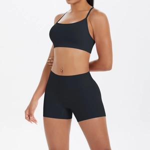 Détail de l'ensemble de yoga noir sans couture montrant le short et le tissu du soutien-gorge