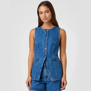 Set da donna con gilet di jeans senza maniche e pantaloncini coordinati blu scuro