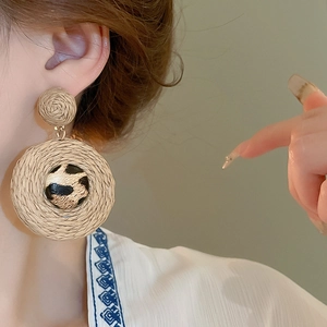 Détails de boucles d'oreilles bohèmes en raphia avec motif léopard et design double anneau