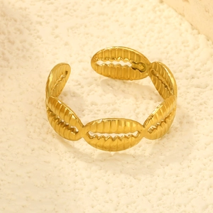 Marine style golden shell ring in 18K gold plated stainless steel with adjustable open band