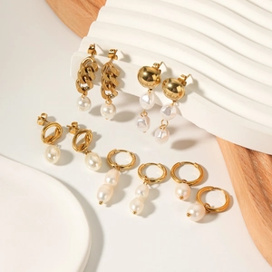 French baroque natural freshwater pearl earrings in 18k gold-plated stainless steel