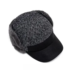 Dettaglio del cappello invernale in maglia con paraorecchie e fodera in ecopelliccia