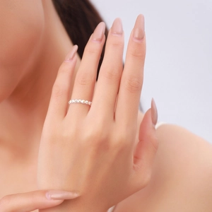 Elegant S925 sterling silver daisy ring featuring sparkling white cubic zirconia pavé