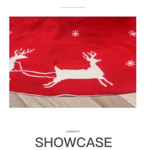 Détail du tapis de sapin de Noël tricoté rouge avec motifs blancs de rennes et de flocons