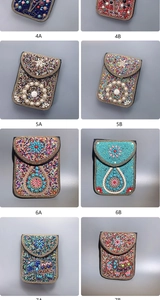Vue détaillée de huit sacs à bandoulière colorés faits à la main en perles bohèmes