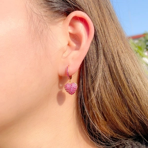 Boucles d'oreilles pendantes cœur en zircon rose rouge et plaqué or sur modèle