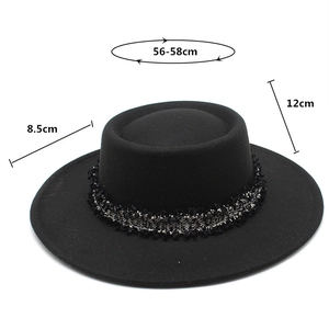 Vista de detalle del sombrero boater negro con cinta de tweed y ala ancha de 8,5cm