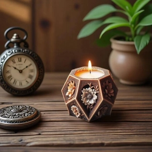 Candela a pilastro pentagonale con rilievo floreale vintage e fiamma calda e luminosa