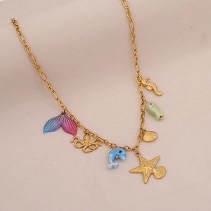 Dettaglio collana oceano dorata con pendenti smaltati colorati a forma di stella e conchiglia