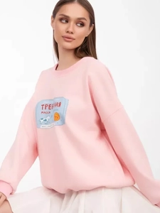 Detailaufnahme von rosa Sweatshirt mit kreativem russischem Text und Kuh-Logo-Aufdruck