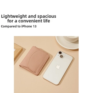 Comparaison de taille du portefeuille en cuir grainé rose avec un iPhone 13