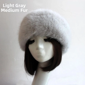 Détail du chapeau d'hiver en fausse fourrure gris clair avec texture épaisse