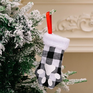 Décoration de Noël : chaussette en forme de patte à carreaux noirs et blancs avec fausse fourrure