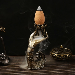 Dettaglio del bruciatore di incenso a riflusso con mano di Buddha e loto in bronzo
