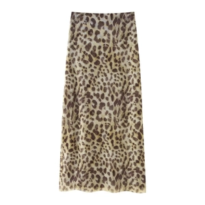 Jupe mi-longue tendance à imprimé léopard en tissu mesh marron sur fond blanc