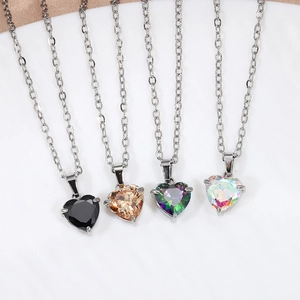 Dettaglio di pendenti in zircone a forma di cuore con castone a quattro griffe multicolore