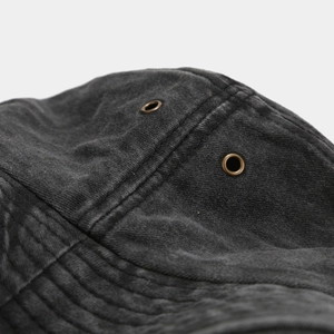 Détails d'un chapeau bob en denim avec œillets en laiton et coutures renforcées