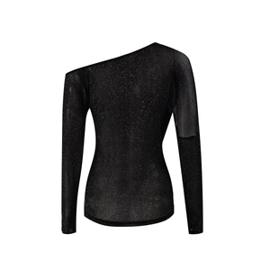 Détail du haut noir à une épaule et manches longues avec texture pailletée transparente