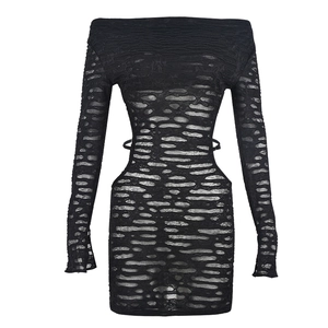 Dettaglio dell'abito aderente nero con maglia traforata distressed e cut-out laterali