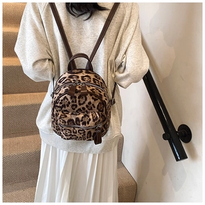 Detalle de mini mochila con estampado de leopardo, pelo sintético y correas de cuero