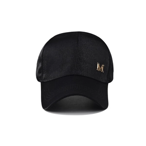 Berretto da baseball nero da donna con logo M dorato e trame in velluto e cotone cucite