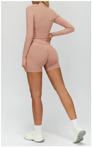 Détail de la texture côtelée et couture froncée du short de fitness rose taille haute