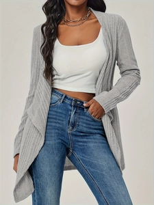Chaqueta de punto acanalado gris para mujer con manga larga y pantalones vaqueros