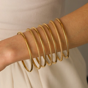Set di 7 bracciali in acciaio inossidabile placcato oro 18k con finiture lucide e opache