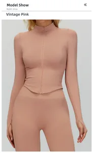 Détails de la veste de yoga rose vintage avec col montant, passe-pouces et ourlet