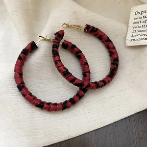 Vue détaillée de grandes créoles avec texture en cuir léopard rouge et noir chic